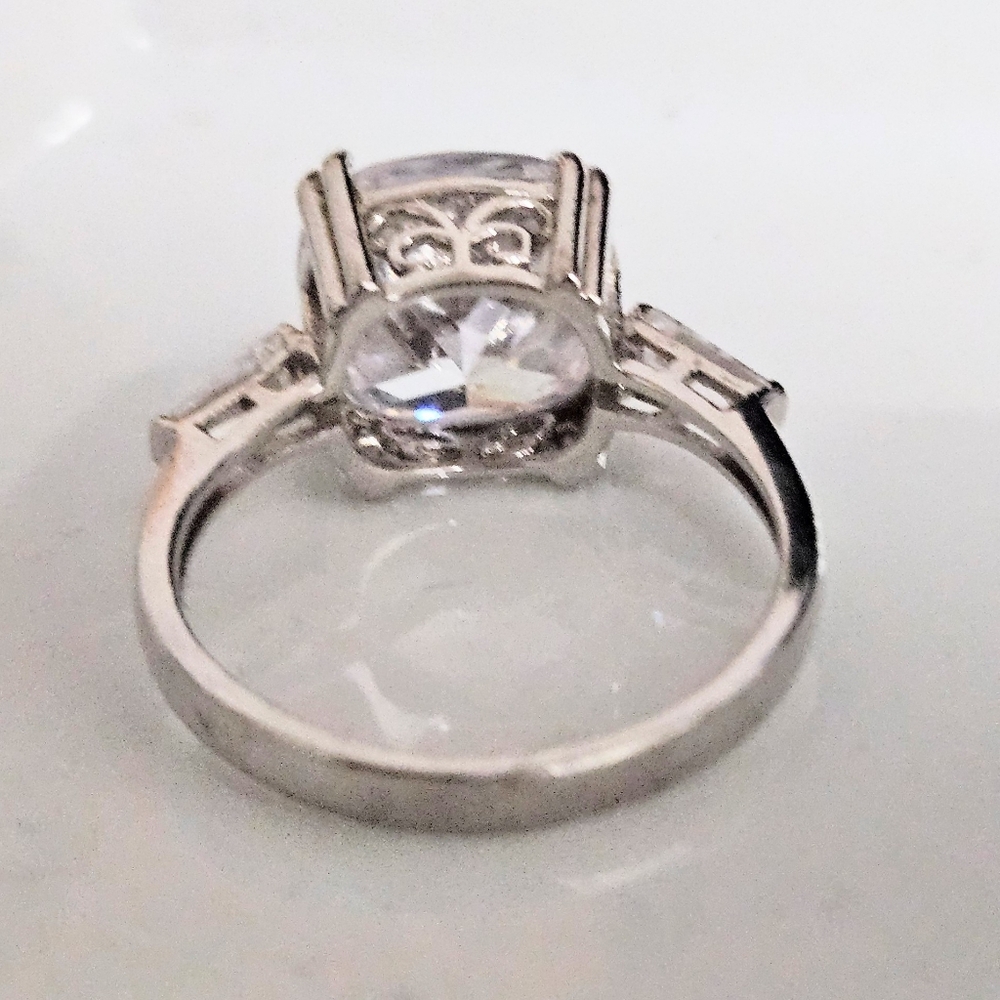 BELLA LUCE DIAMOND SIMULANT SOLITAIRE RING SIZE 8 - Picture 3 of 6